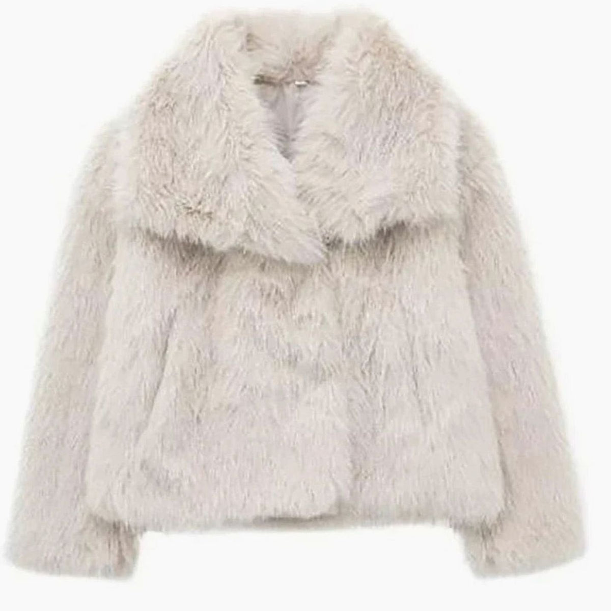 Detalle de la manga larga de la chaqueta corta de pelo sintético