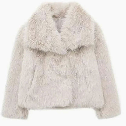 Detalle de la manga larga de la chaqueta corta de pelo sintético
