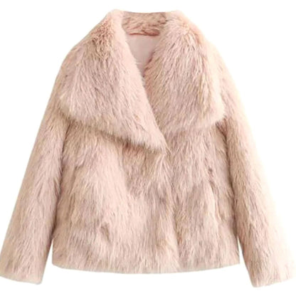Chaqueta corta de pelo sintético en color oscuro sobre fondo neutro