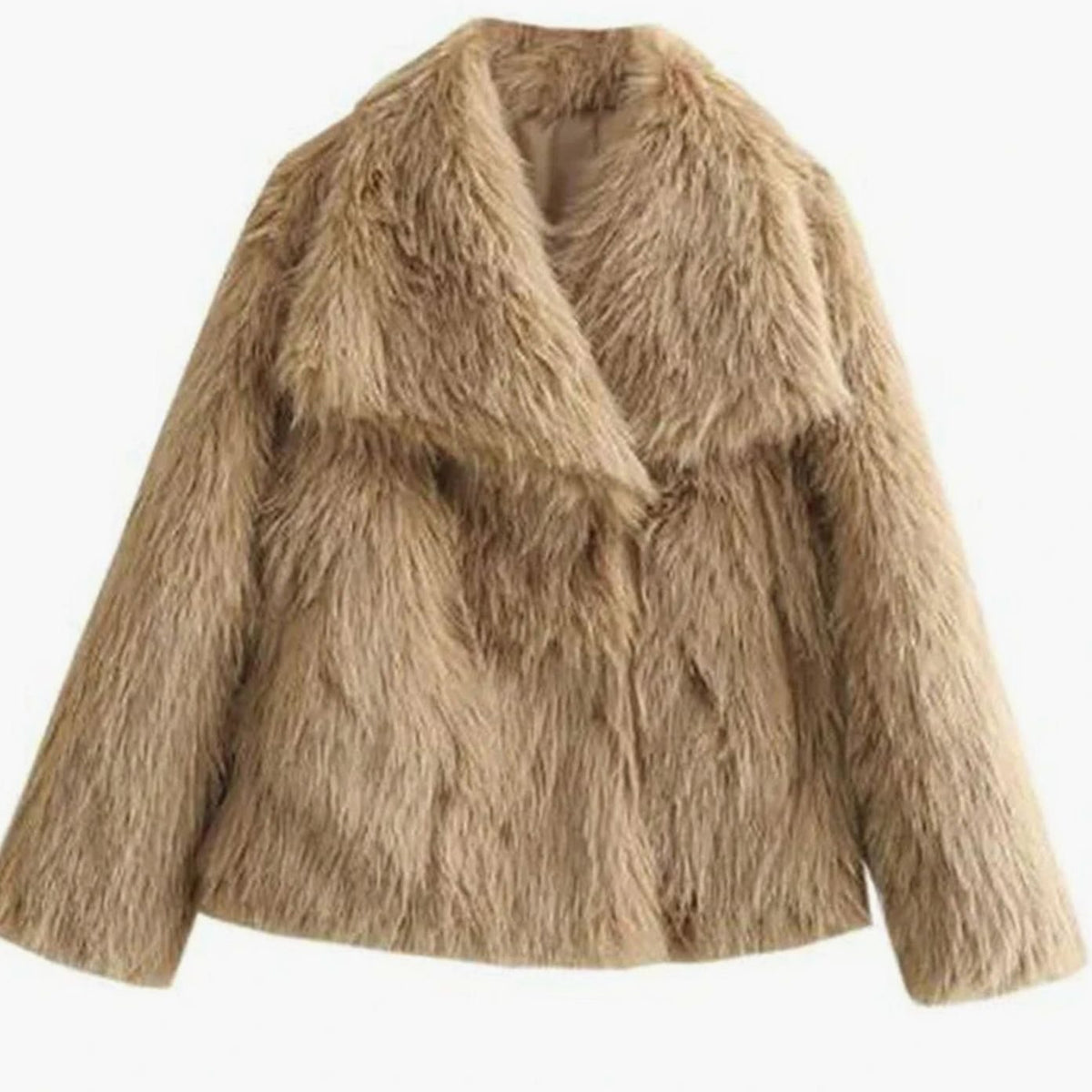 Mujer caminando con la chaqueta corta de pelo sintético abierta