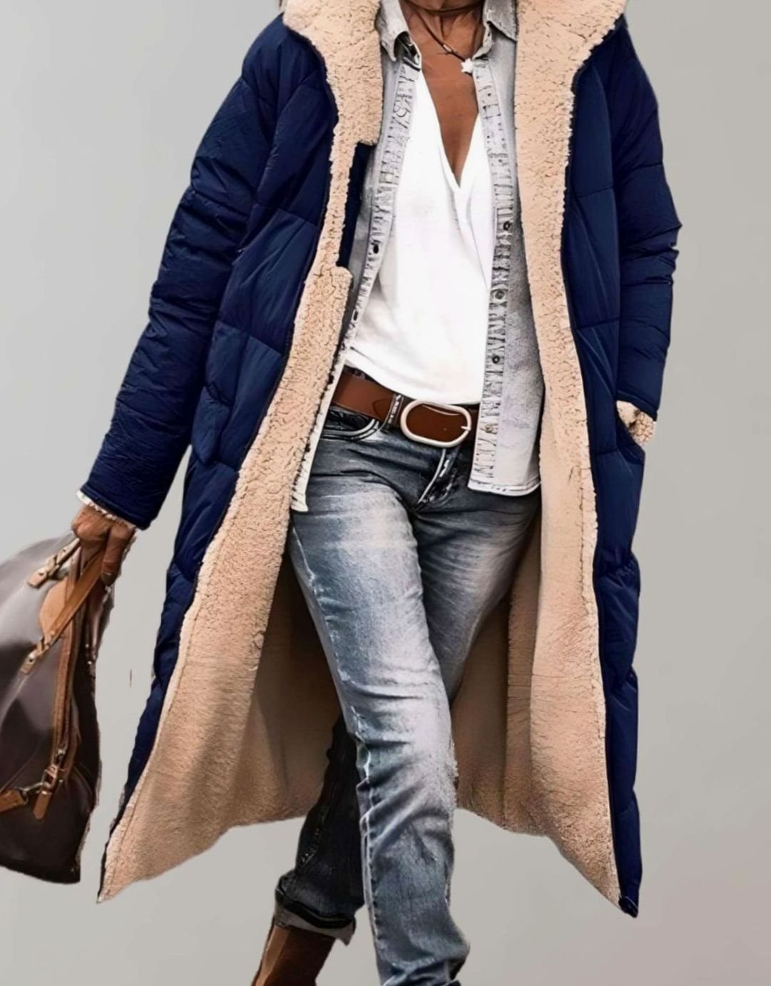 Abrigo NOVARA combinado con jeans y botas para look casual
