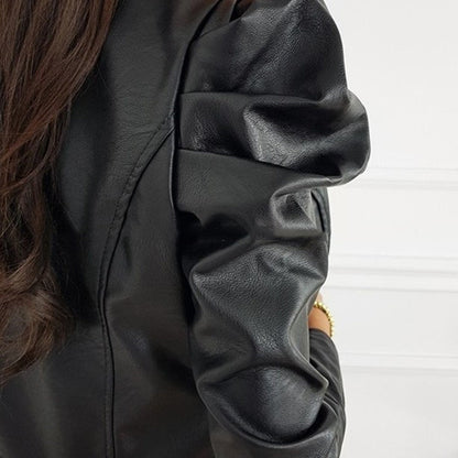 Chaqueta de cuero negra plisada, vista lateral sobre modelo