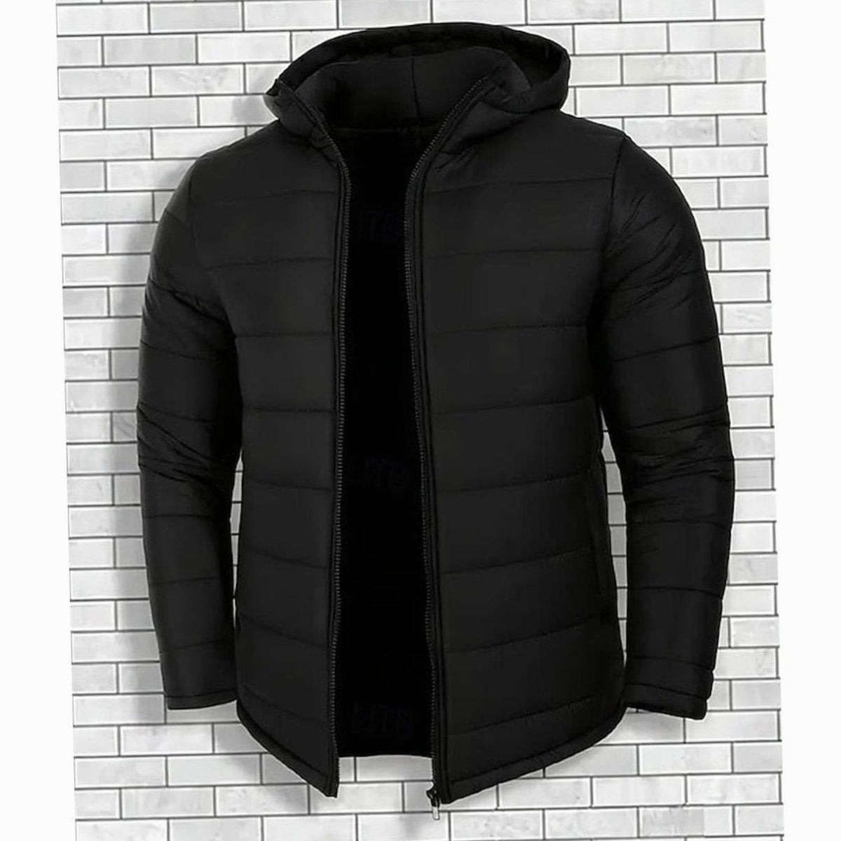Detalle del acabado engomado y acolchado en canaletas de la chaqueta ORVINN