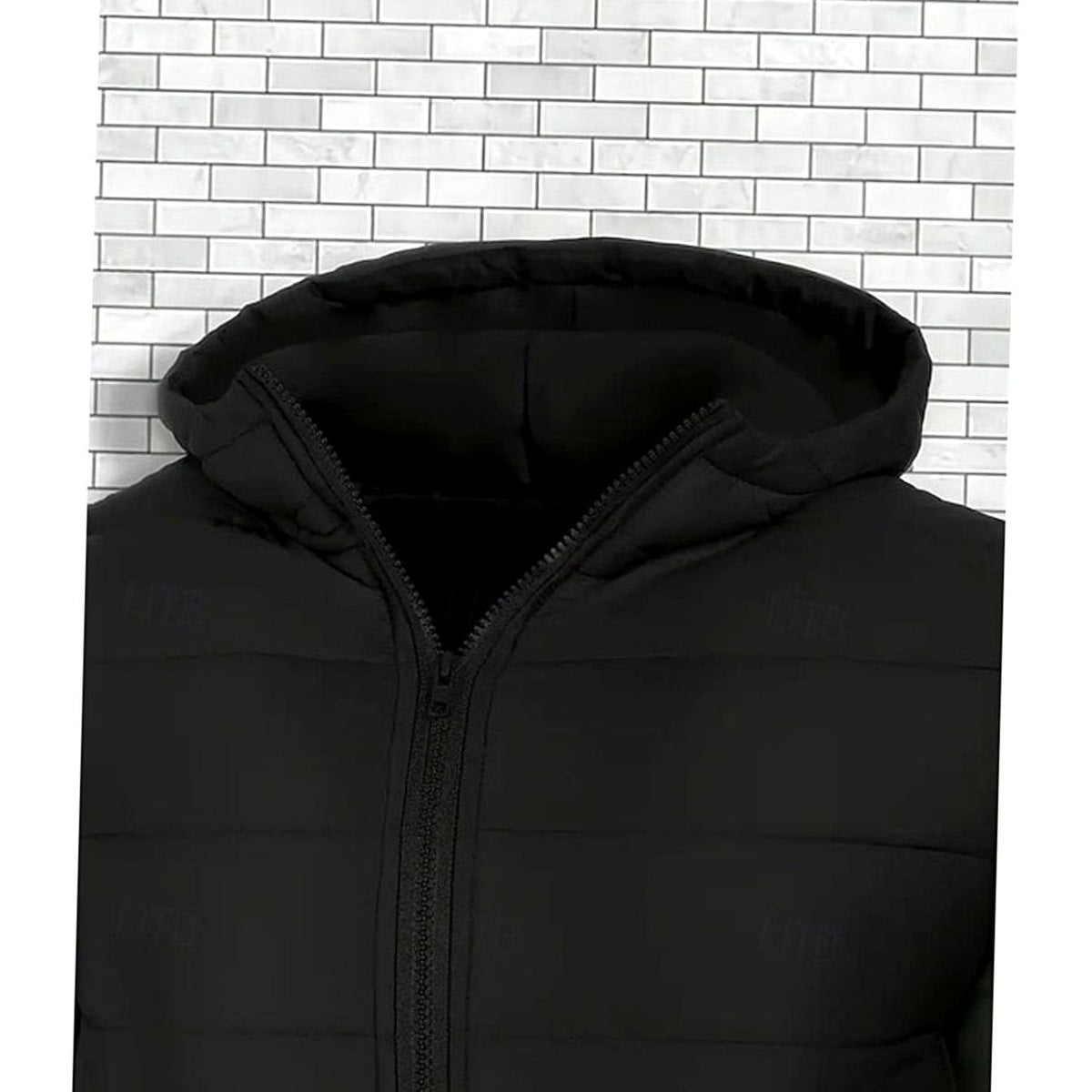 Hombre luciendo la chaqueta acolchada ORVINN combinada con look casual