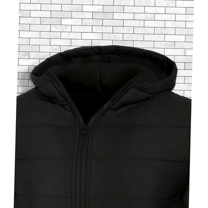 Hombre luciendo la chaqueta acolchada ORVINN combinada con look casual