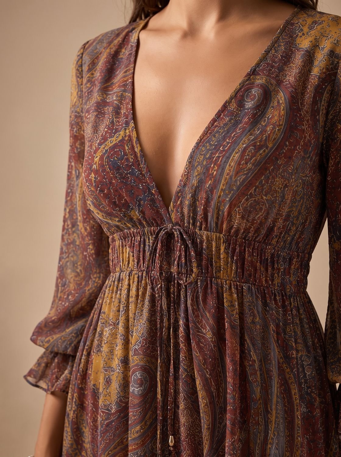 Vista frontal del vestido maxi PALOURA con cintura imperio fruncida