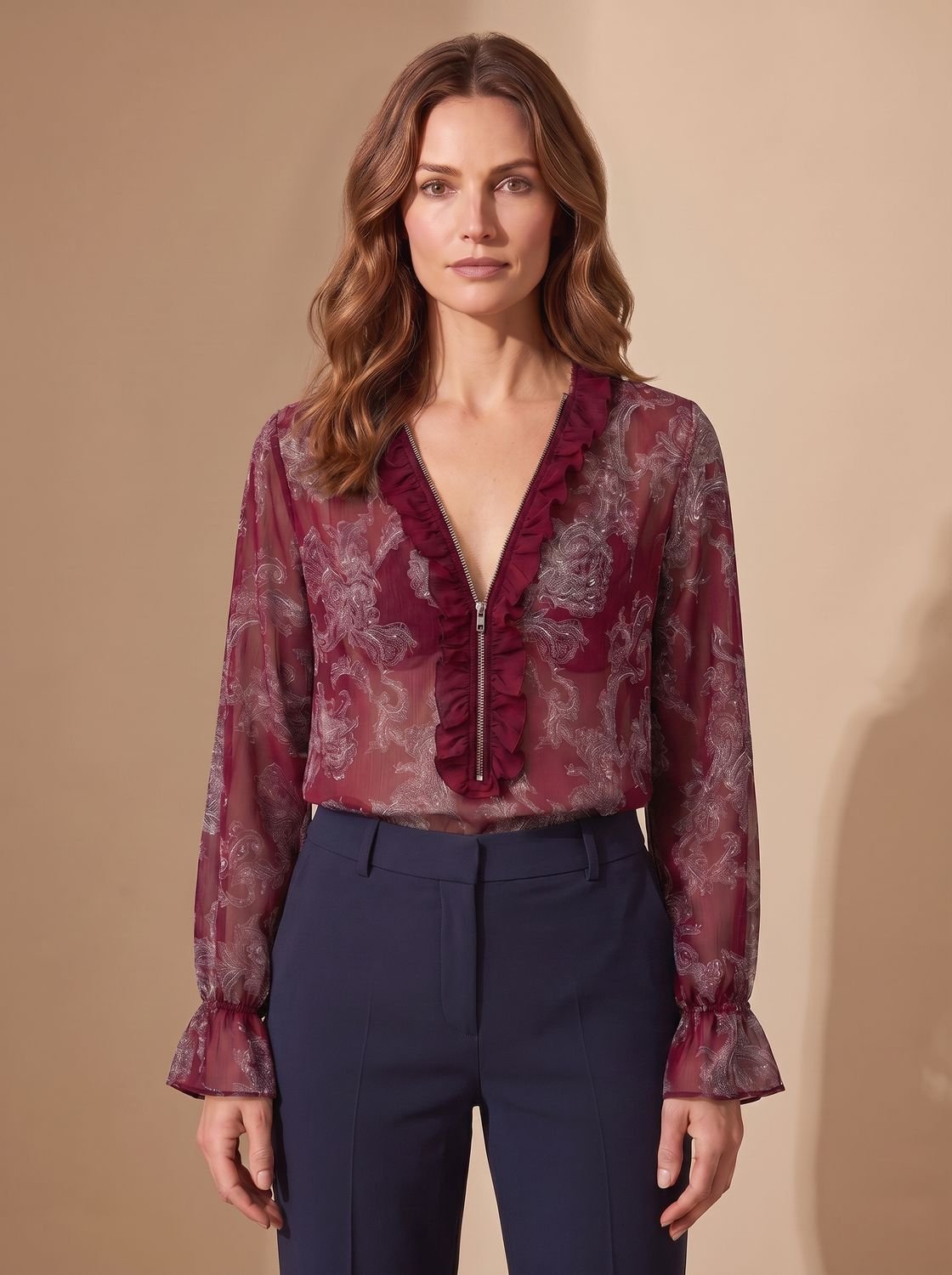 Vista lateral de la blusa de gasa con estampado bohemio