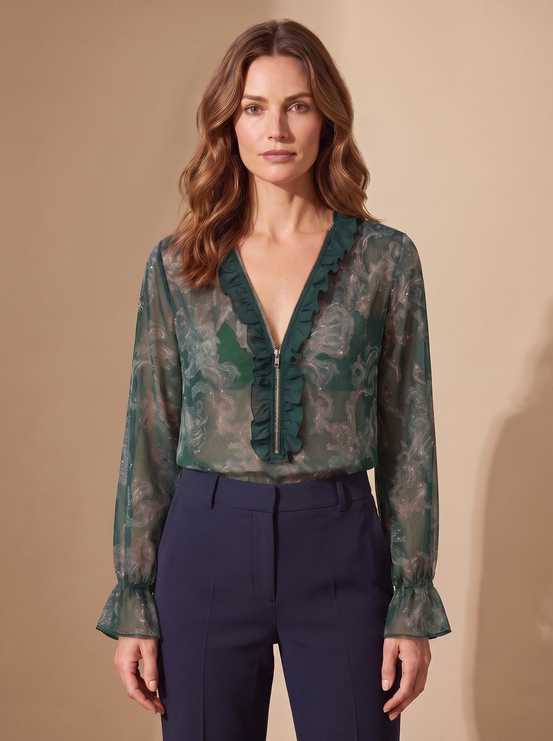 Blusa paisley combinada con pantalón para un look elegante