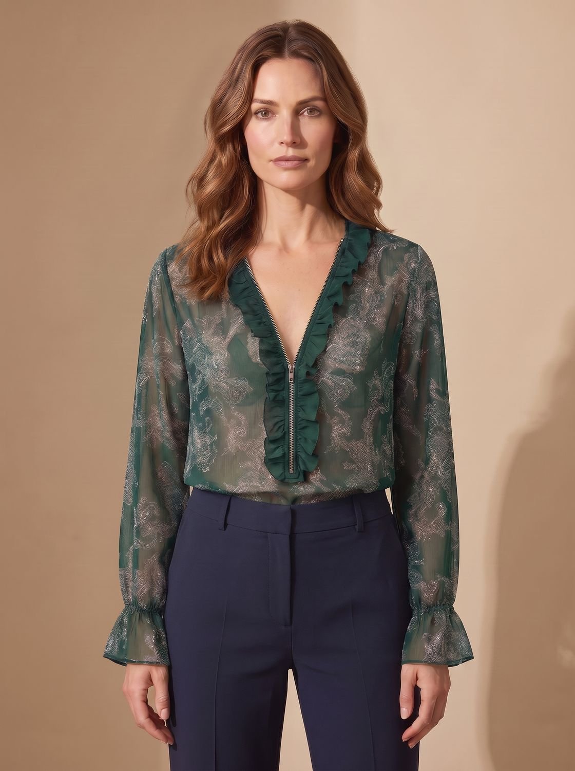 Blusa de gasa estampada combinada con vaqueros de tiro alto