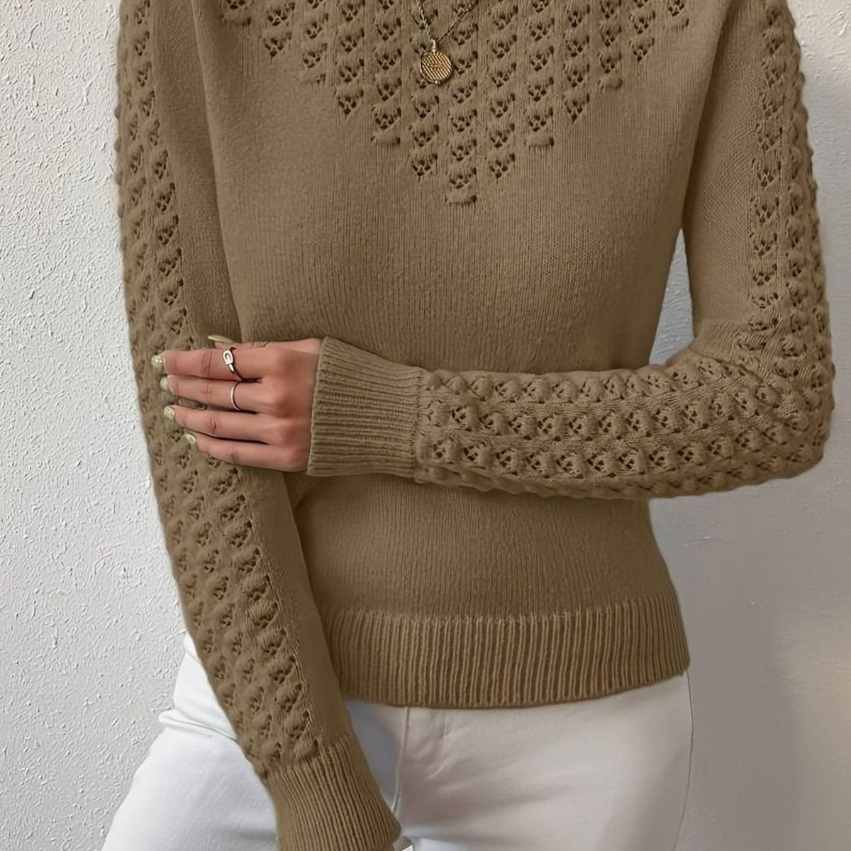 Modelo luciendo el jersey PERLINNE con falda midi