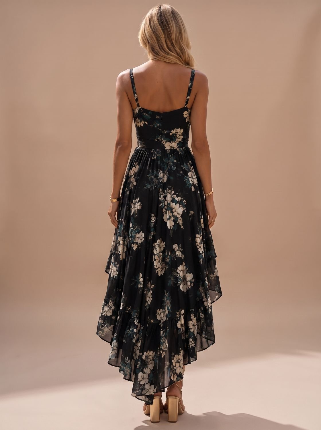 Detalle del escote en V fruncido del vestido maxi floral PETALYRA