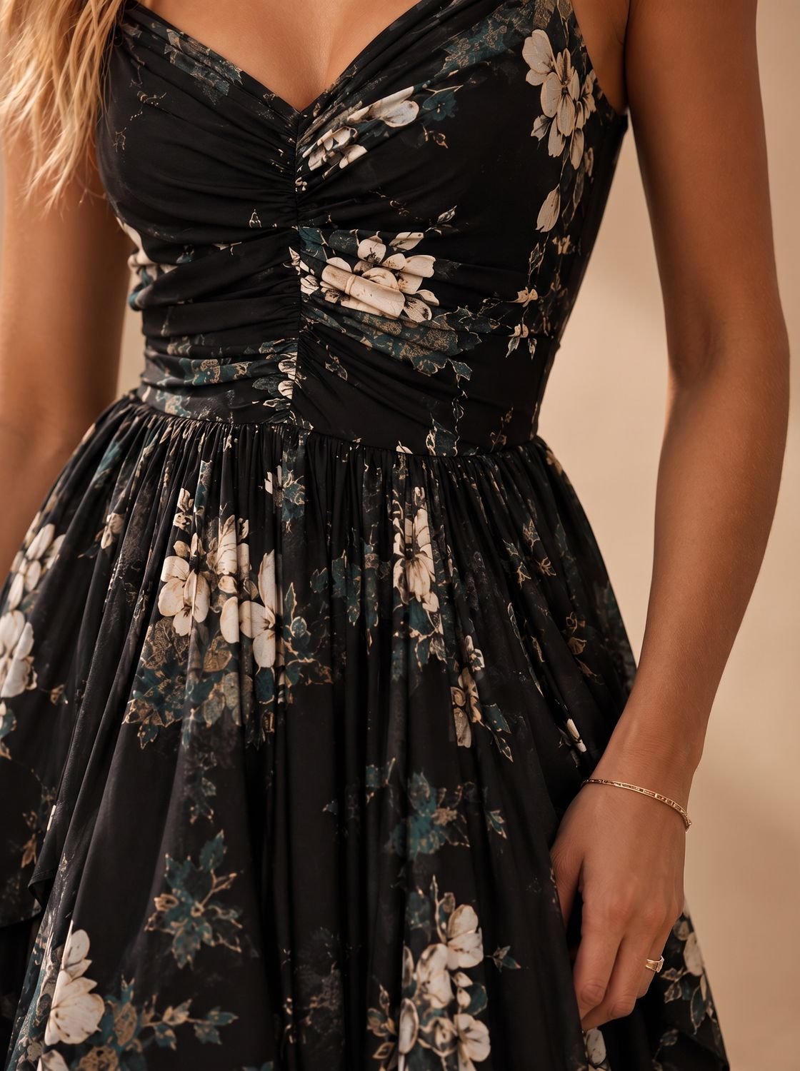 Dobladillo asimétrico high-low del vestido floral negro PETALYRA