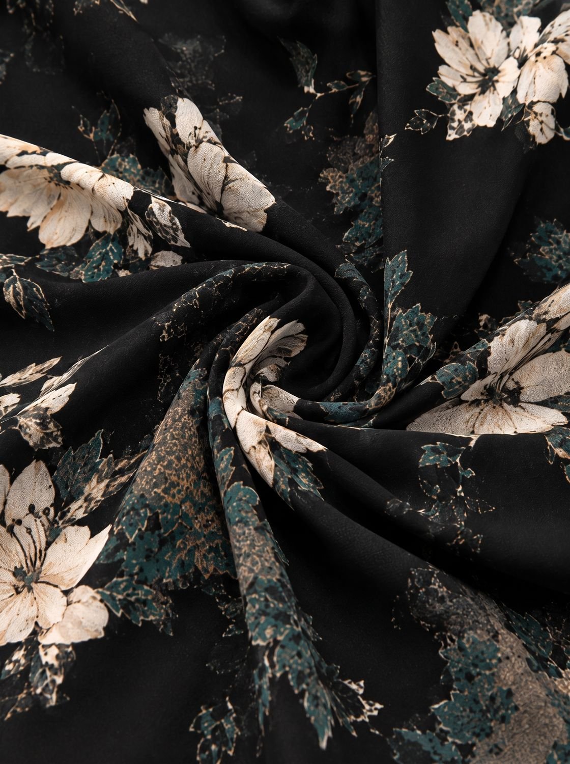 Mujer luciendo vestido maxi floral boho negro en ambiente de verano