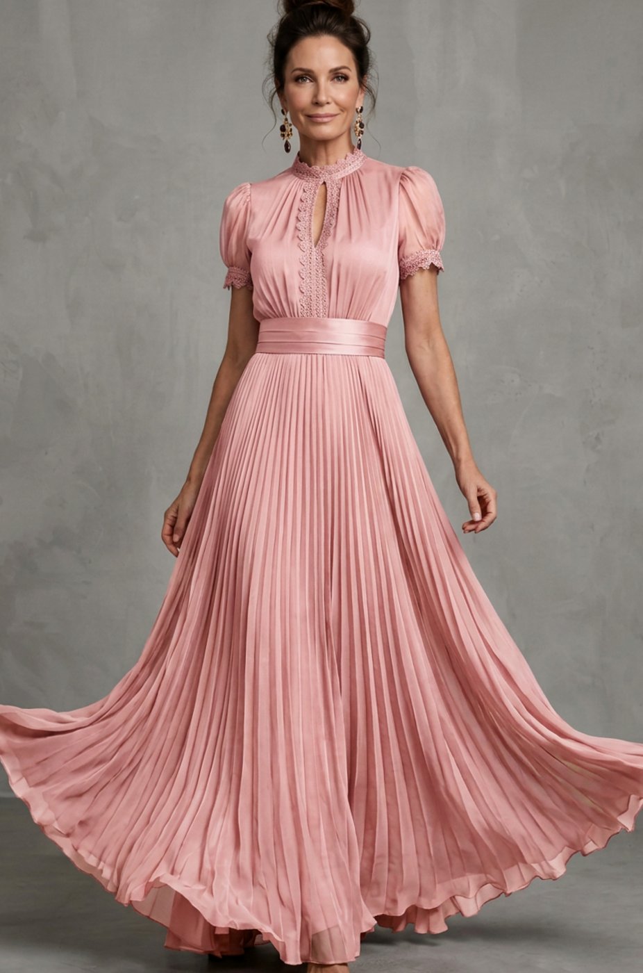 Vestido largo plisado PETRISSA con escote halter y detalles de encaje