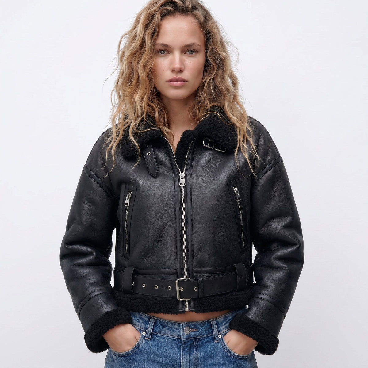 Modelo luciendo la cazadora aviador corta con pantalón de vestir