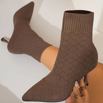 Botines mujer con tacón de aguja sobre fondo neutro