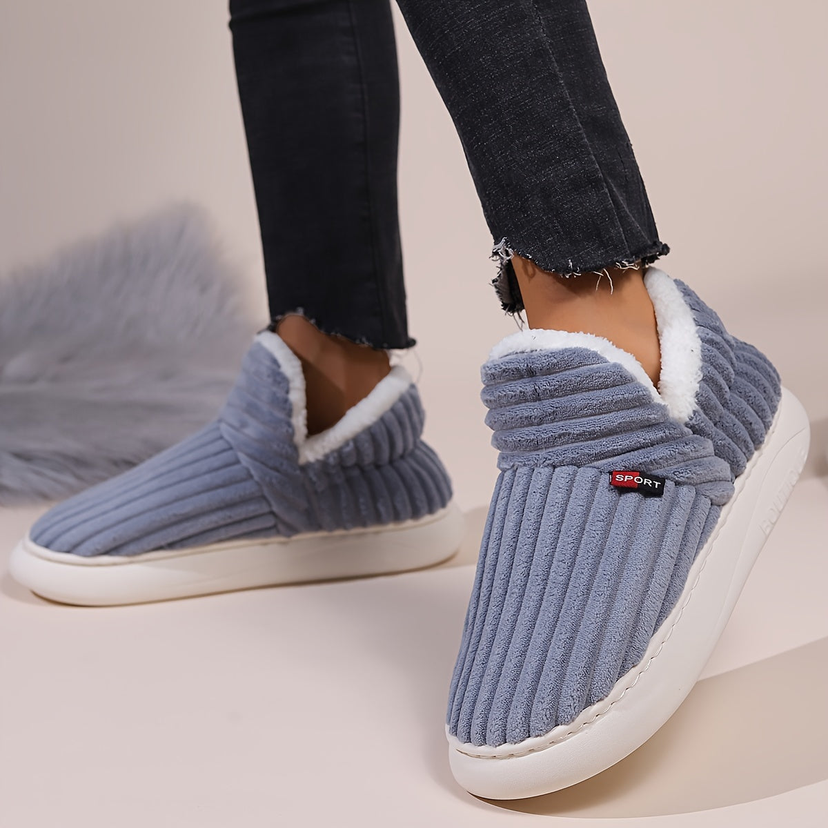 Zapatillas PLUMESA con detalle de acabado suave y acogedor