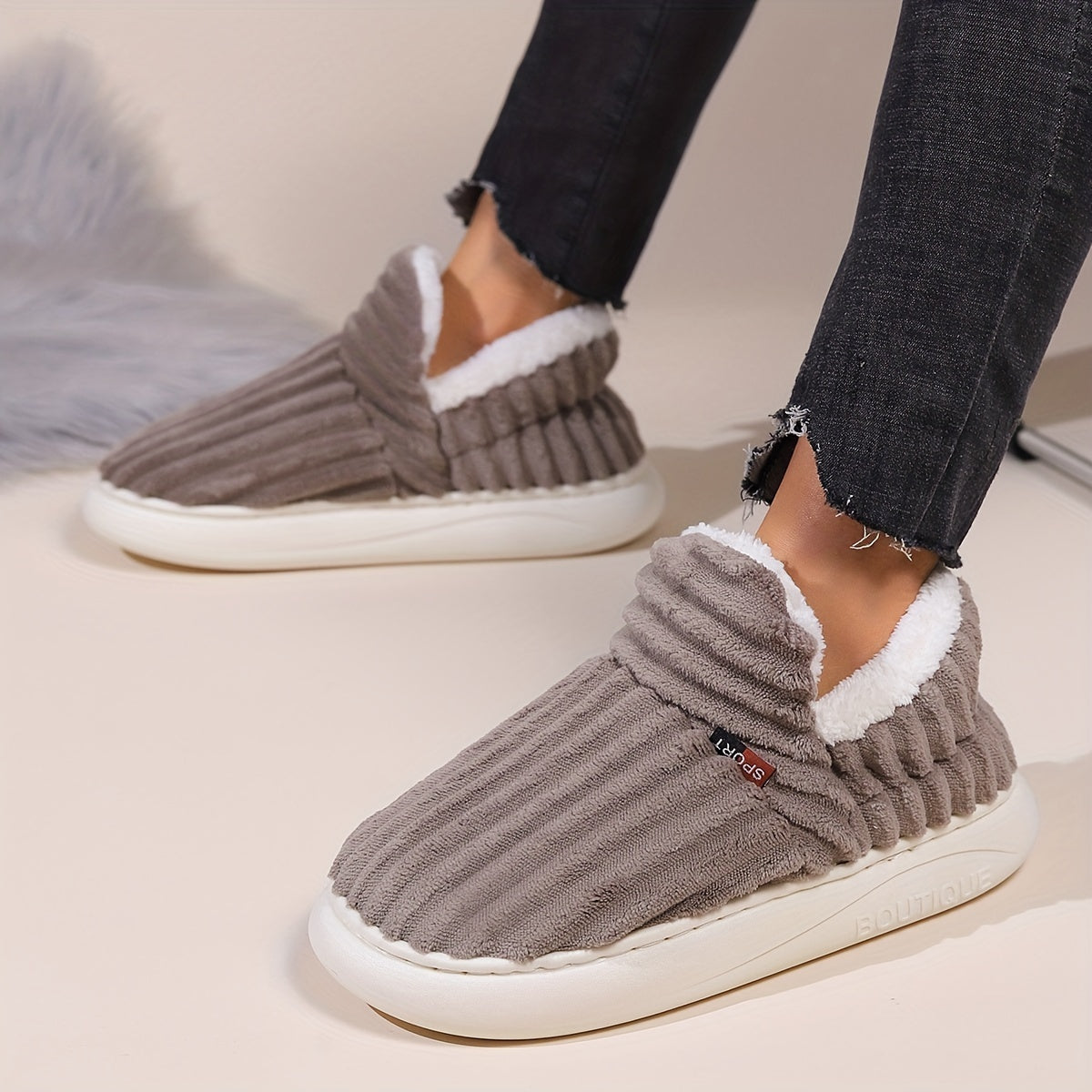 Primer plano de la textura de felpa de las zapatillas PLUMESA