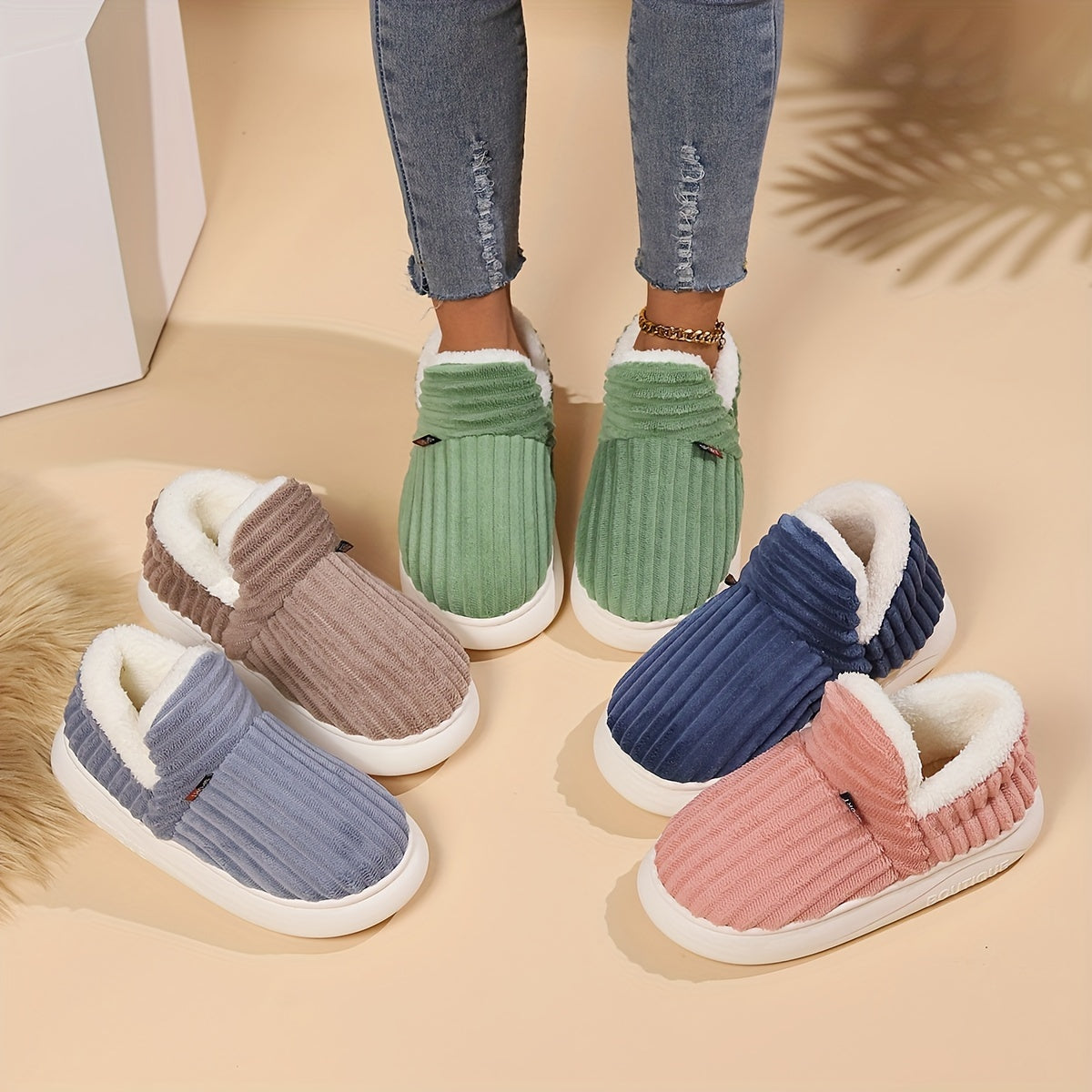 Detalle del forro de felpa suave en las zapatillas PLUMESA