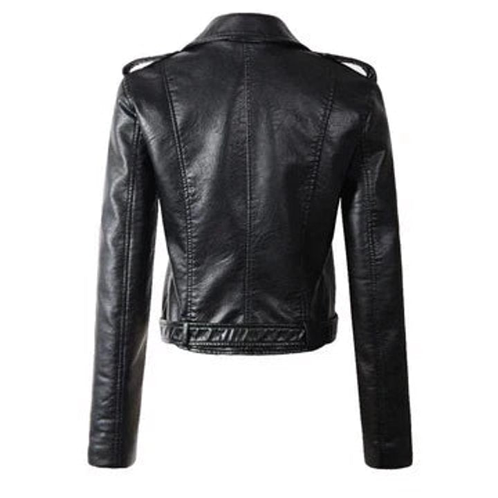 Detalle del cinturón con hebilla en chaqueta cropped estilo moto