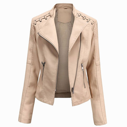 Detalle de los hombros acolchados de la chaqueta biker RAVEN