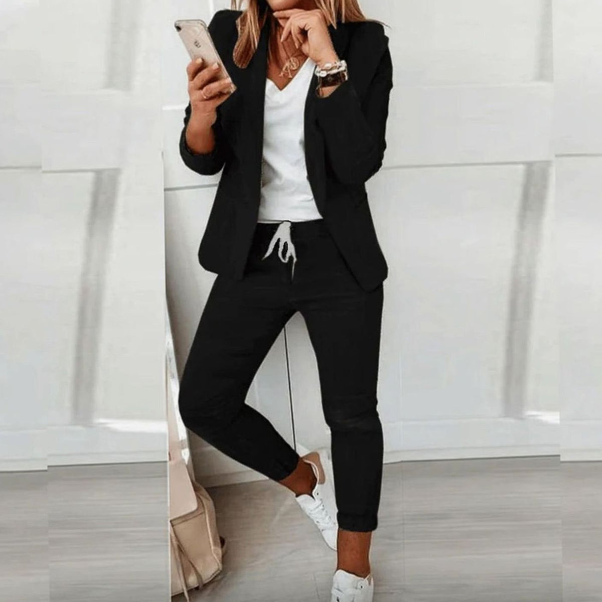 Detalle de la chaqueta blazer con solapas del conjunto RAVENA