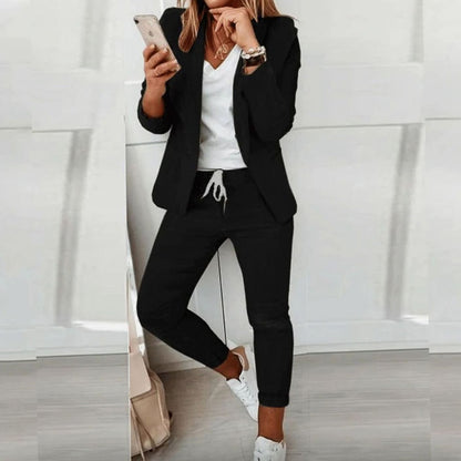 Detalle de la chaqueta blazer con solapas del conjunto RAVENA
