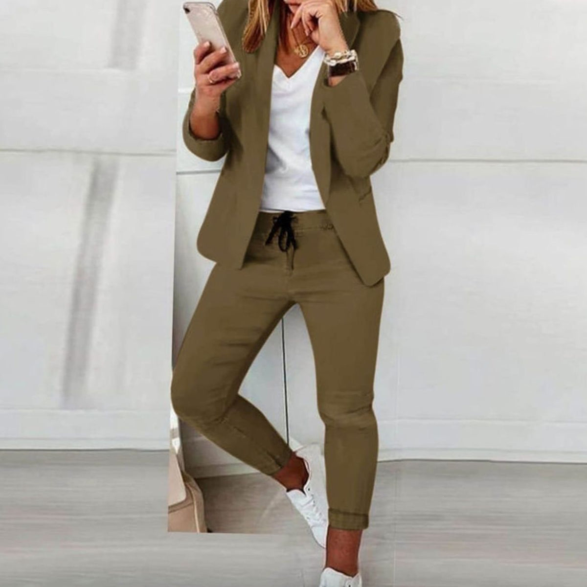 Vista trasera del conjunto blazer y jogger RAVENA