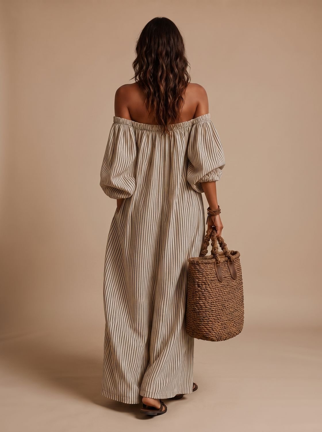 Detalle del escote hombros descubiertos del vestido maxi de lino RAYENNE