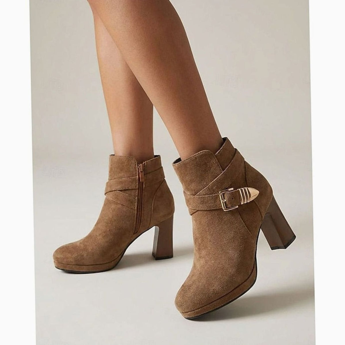 Botines de mujer combinados con falda midi para look casual