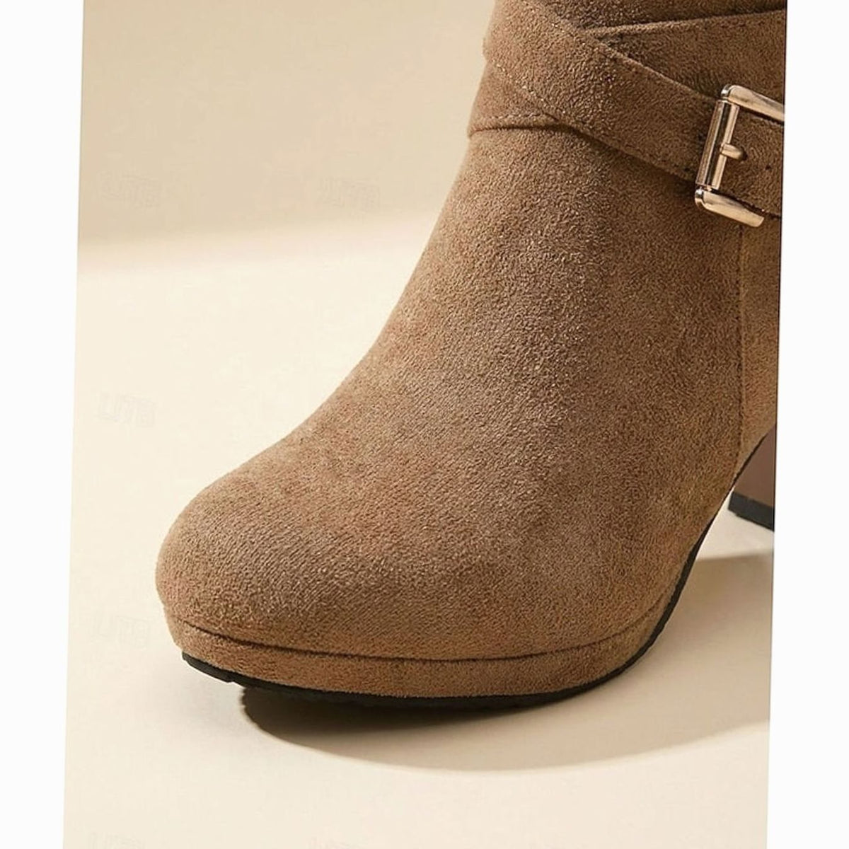 Botines de ante combinados con pantalón de vestir para la oficina