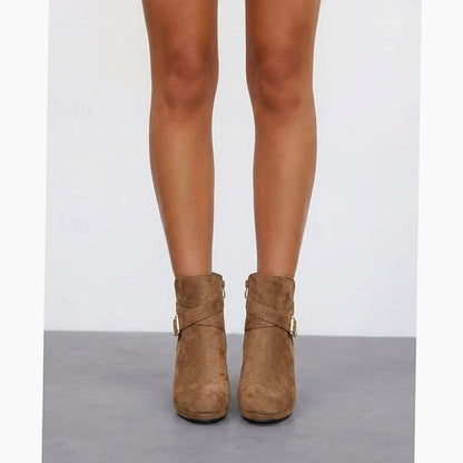 Vista trasera del botín mostrando el tacón grueso y la suela