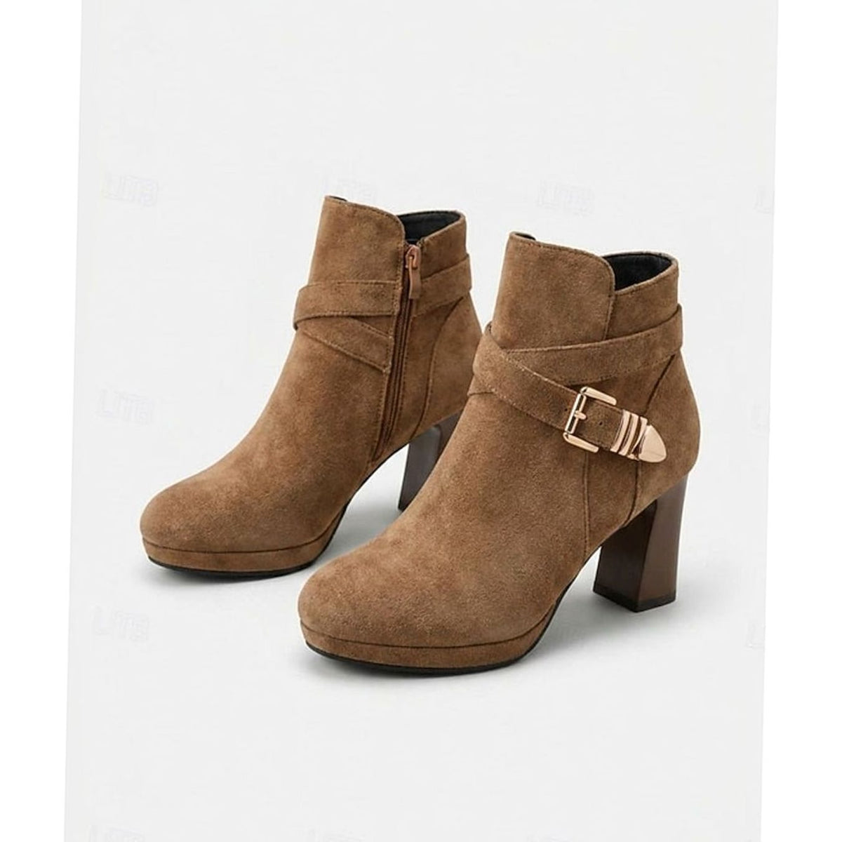 Botines en tono almendra sobre superficie neutra