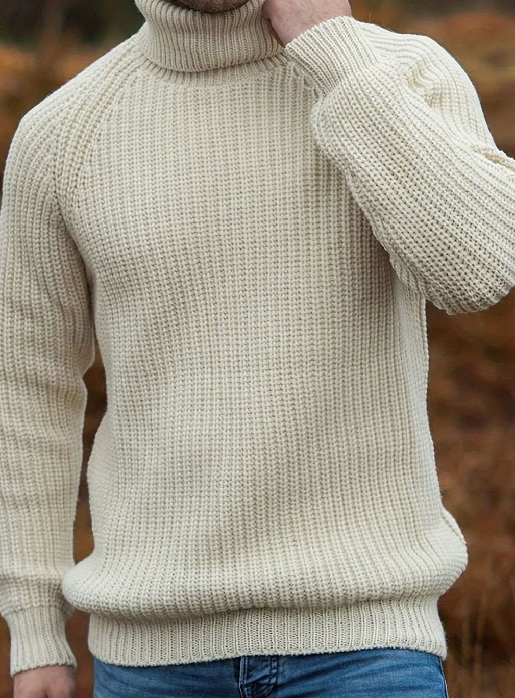 Hombre con jersey de cuello alto de punto canalé beige, estilo otoño invierno