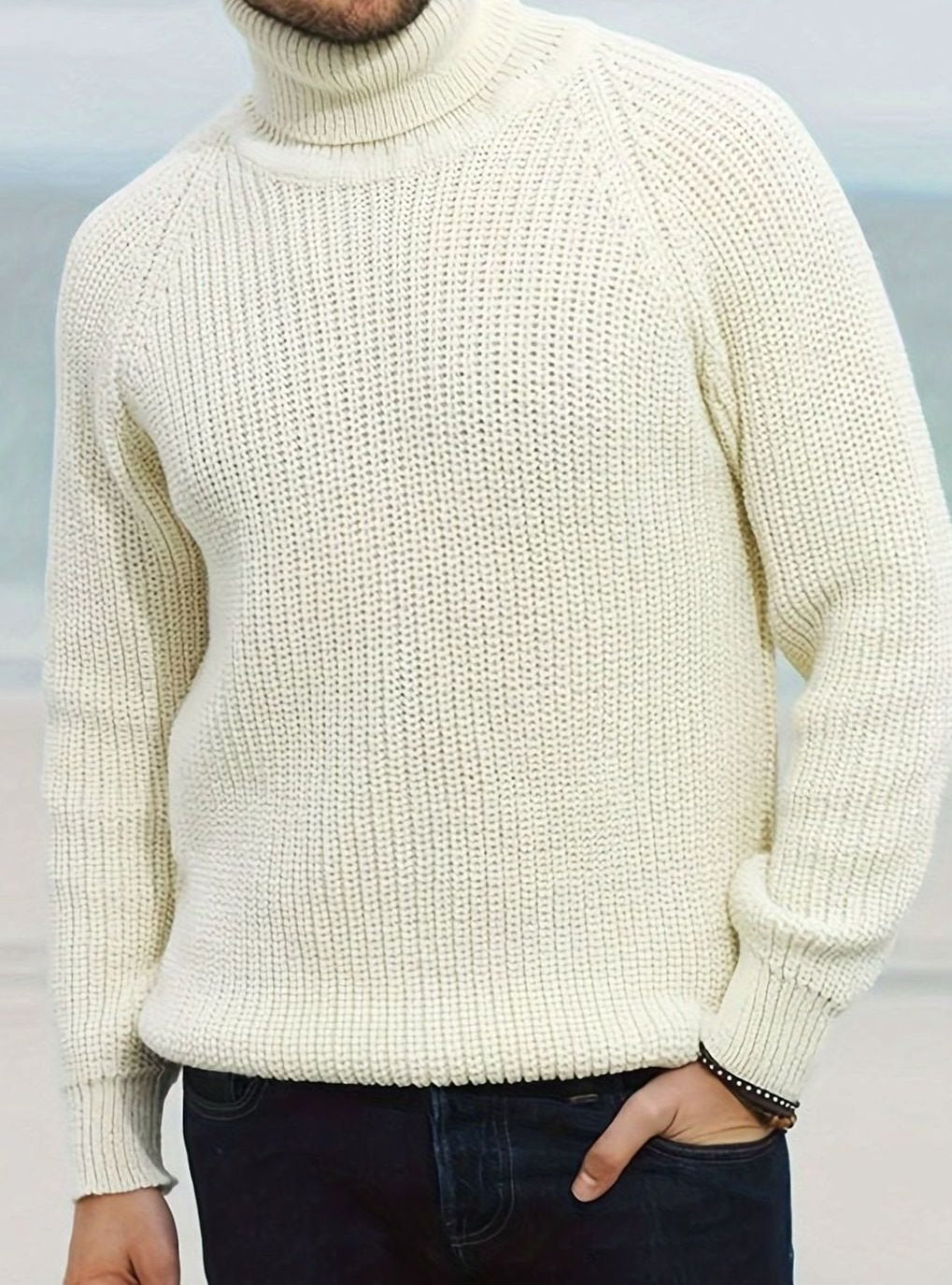 Detalle del cuello alto y la textura de punto canalé del jersey RENDRIK