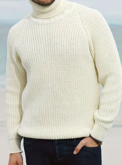 Detalle del cuello alto y la textura de punto canalé del jersey RENDRIK