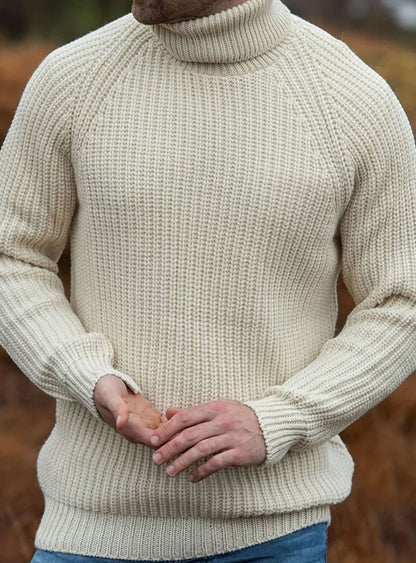 Vista frontal completa del jersey de cuello alto ajuste regular en color beige
