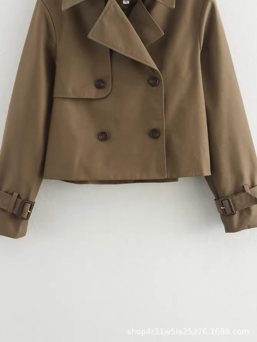 Gabardina corta de mujer combinada con look casual de vaqueros
