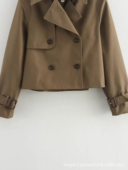 Gabardina corta de mujer combinada con look casual de vaqueros