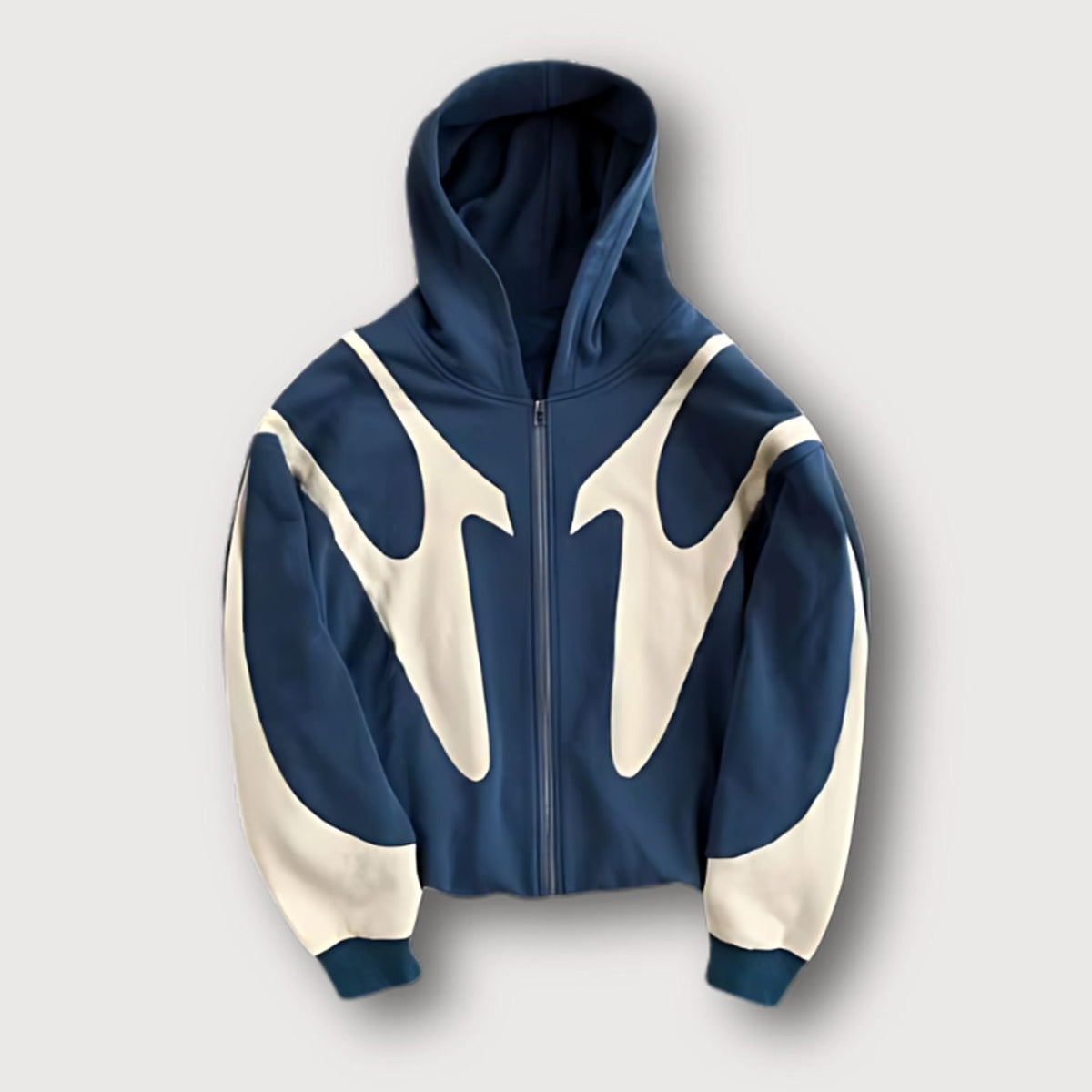 Detalle de la cremallera frontal y el diseño gráfico bicolor de la sudadera oversize