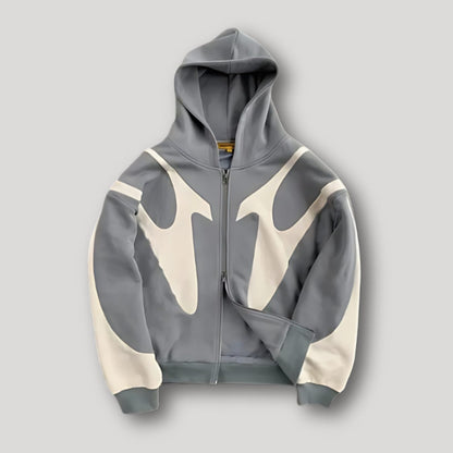 Hombre luciendo sudadera streetwear oversize con capucha y panel de contraste gris