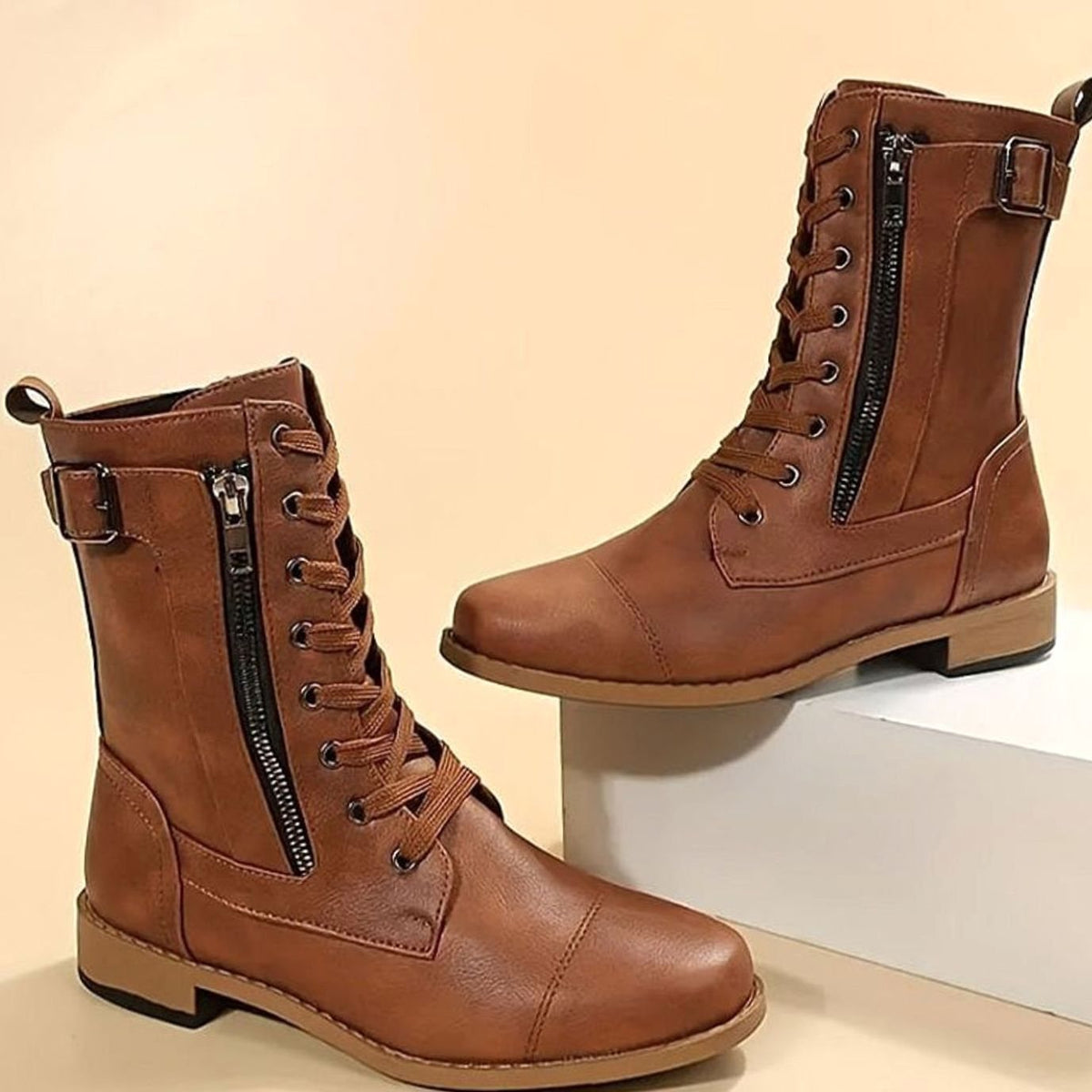 Botas militares RIONA de mujer con cordones y cremallera lateral, vista frontal