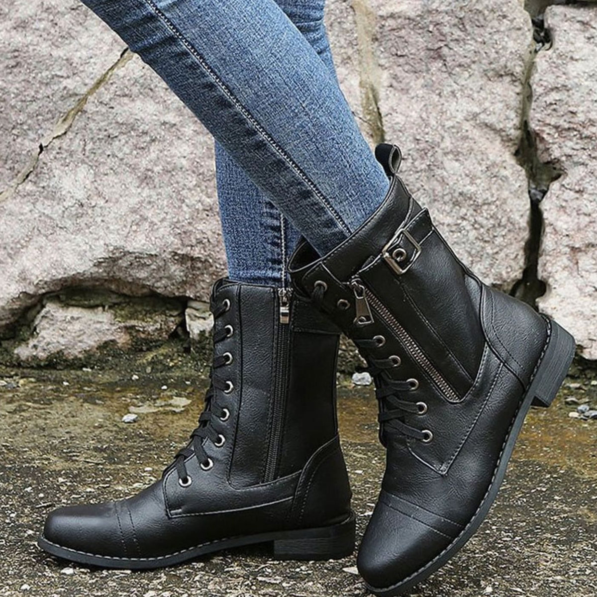 Botas RIONA combinadas con leggings para un look casual