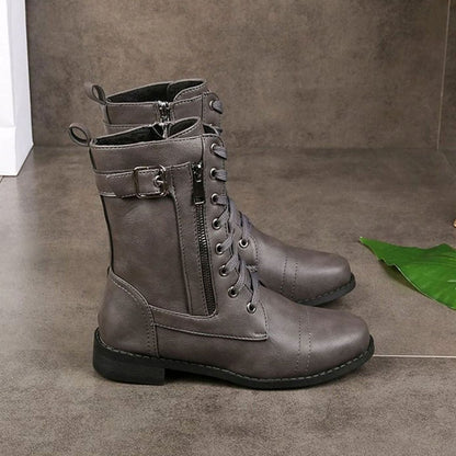 Botas RIONA combinadas con minifalda para un estilo urbano