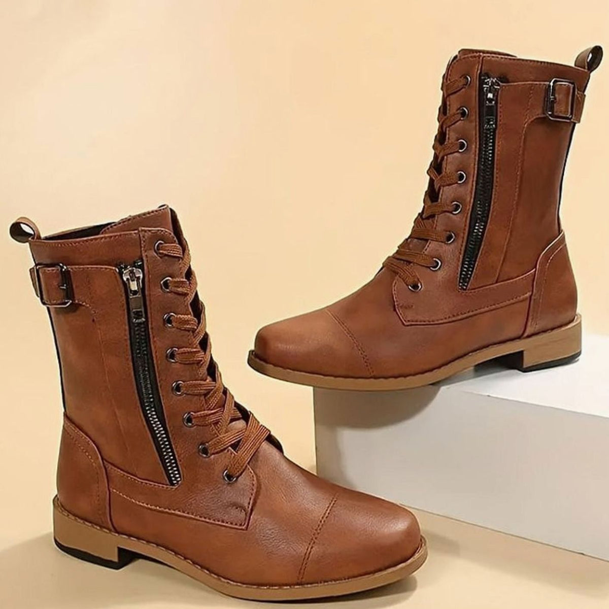 Botas RIONA sobre superficie de otoño con hojas