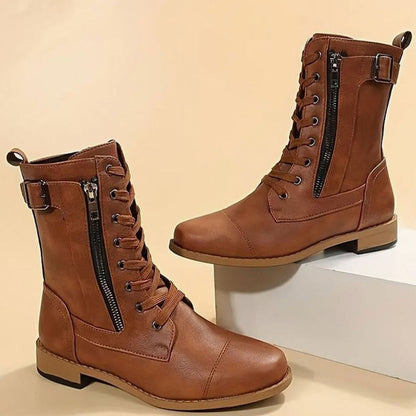 Botas RIONA sobre superficie de otoño con hojas
