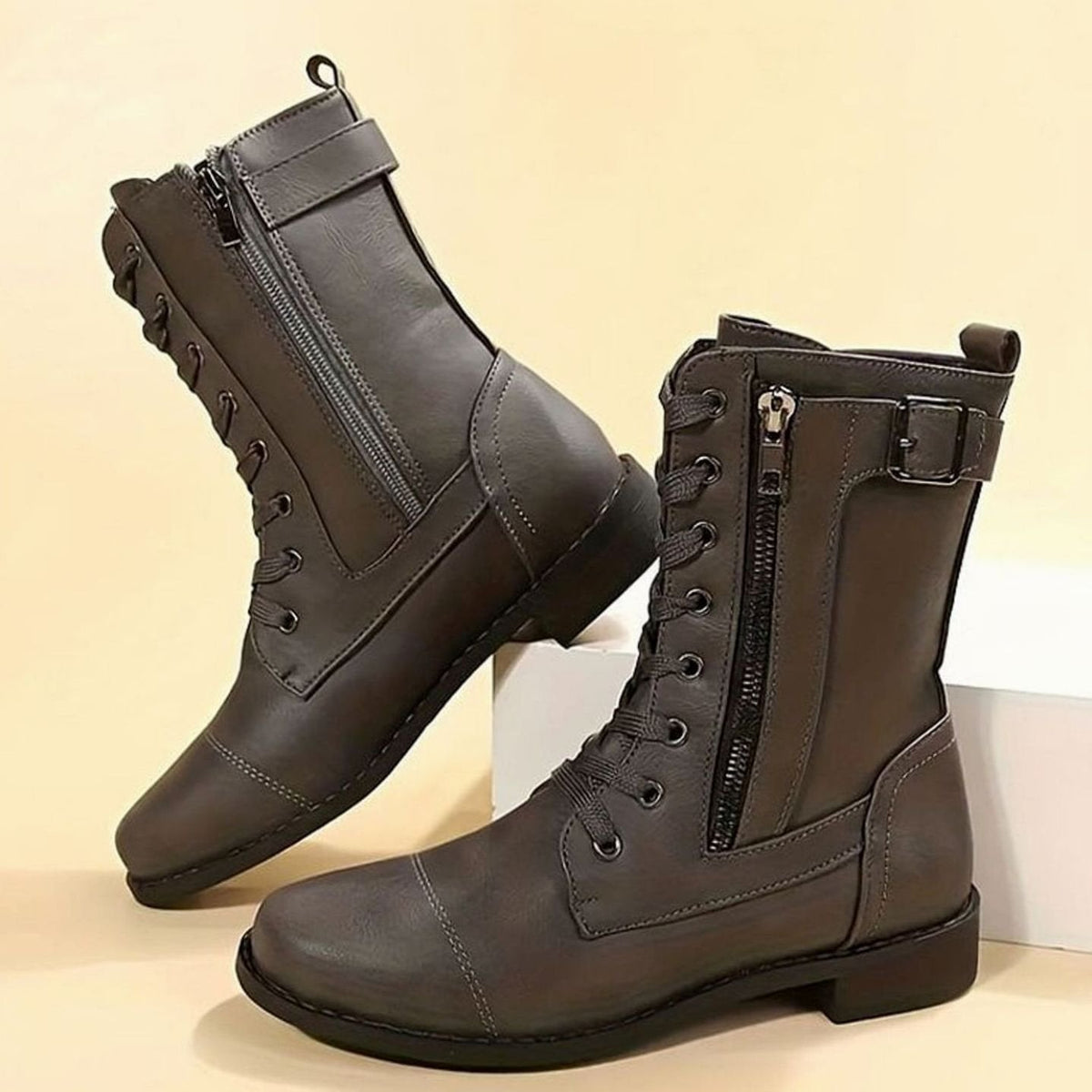 Detalle de la cremallera lateral con hebilla de las botas militares RIONA