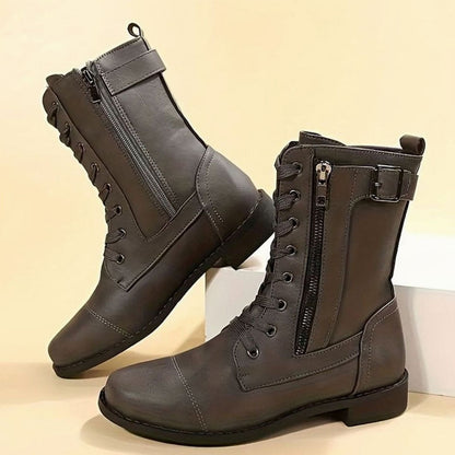 Detalle de la cremallera lateral con hebilla de las botas militares RIONA