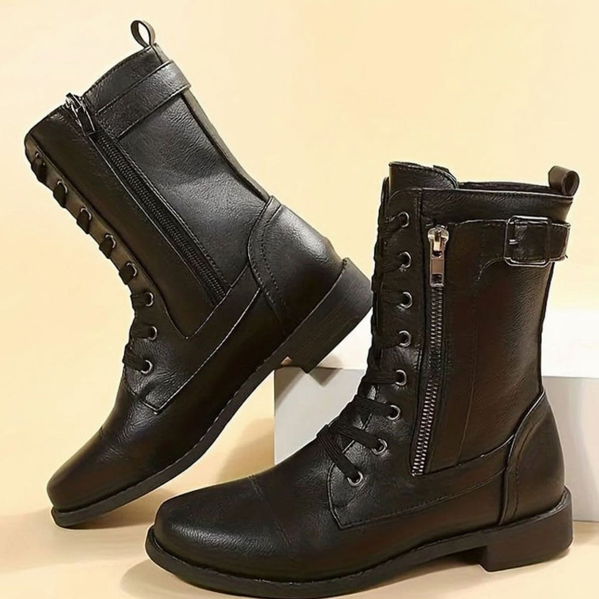 Botas RIONA de caña media vistas de perfil mostrando el tacón bajo