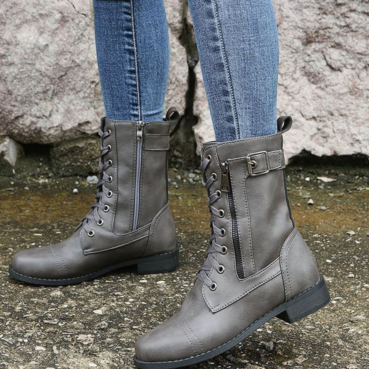 Puntera redonda de las botas combat RIONA en primer plano